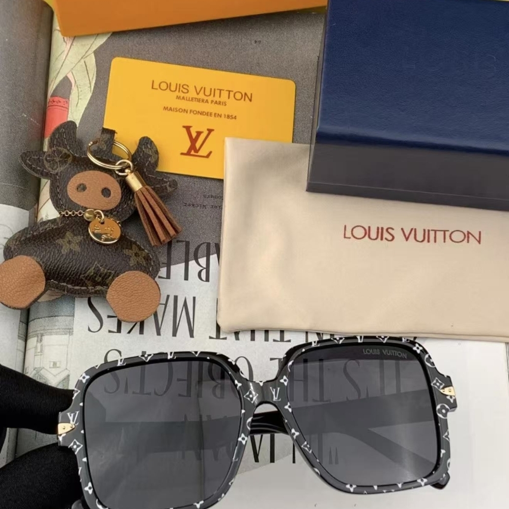 LV Monogram Frame Statement Sunglasses - Picture 4 of 4